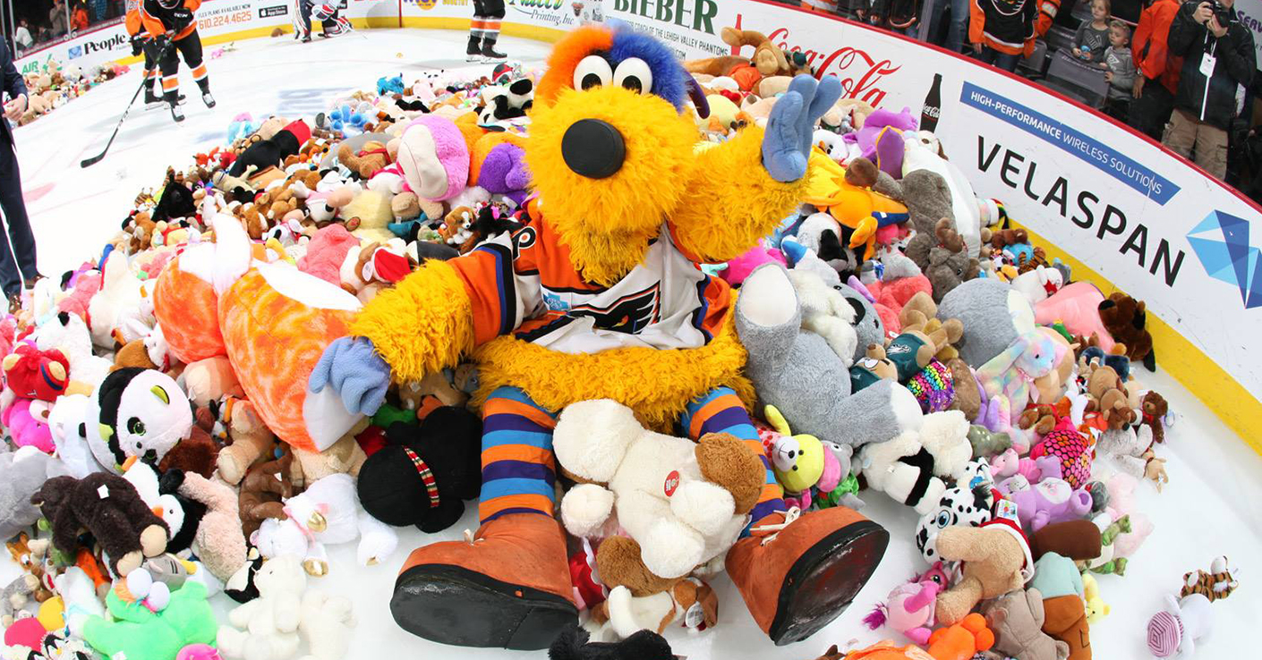 Phantoms Fans Donate 10,091 Stuffed Animals to Valley Youth House